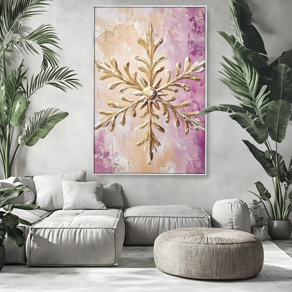 Tablou canvas cu tablou cu fulg de nea auriu in relief, in rama de aluminiu argintiu, pe perete intr-un living
